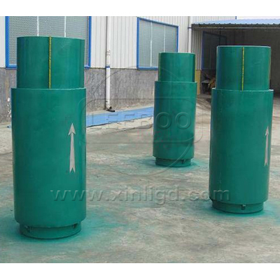         膨脹節(jié)是為補(bǔ)償因溫度差與機(jī)械振動(dòng)引起的附加應(yīng)力，而設(shè)置在容器殼體或管道上的一種撓性結(jié)構(gòu)。由于它作為一種能自由伸縮的彈性補(bǔ)償元件，具有工作可靠、性能良好、結(jié)構(gòu)緊湊等優(yōu)點(diǎn)，已廣泛應(yīng)用在化工、冶金、核能等部門。         鑫利公司生產(chǎn)膨脹節(jié)根據(jù)位移形式基本可以分為：軸向、角向、橫向三大類。軸向波紋管膨脹節(jié)它可以軸向補(bǔ)償直管段子上的膨脹節(jié)對(duì)沿膨脹節(jié)以及管段的軸向方向以拉伸和壓縮的方式來進(jìn)行補(bǔ)償并且可以給出額定的補(bǔ)償量，包括拉伸、壓縮位移的總和。這也是它運(yùn)用多也是基本型式，在運(yùn)行的時(shí)候它主要是利用了波紋部分的軸向變形來吸收管道的軸向位移的。第二種，角向波紋管膨脹節(jié) 它可以以角向的方式來補(bǔ)償管路，補(bǔ)償需要膨脹節(jié)做彎曲變形，它們往往都是兩個(gè)或者是三個(gè)角向式膨脹節(jié)組合在一起使用的，實(shí)現(xiàn)管道中所需的直線補(bǔ)償。后橫向波紋管膨脹節(jié)是通過成對(duì)的波紋管彎曲變形來實(shí)現(xiàn)直線補(bǔ)償?shù)摹?        以上內(nèi)容是鑫利技術(shù)人員為大家總結(jié)，希望能夠幫助到大家有效地解決問題！